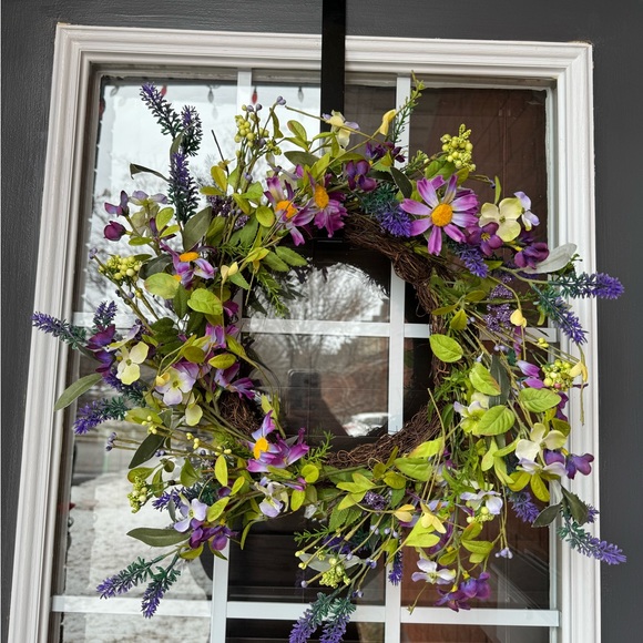 Faux floral wreath - Picture 1 of 3